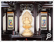 須弥壇 仏像と両脇掛軸