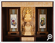 須弥壇 仏像と両脇掛け軸