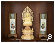 須弥壇 仏像と掛軸両脇